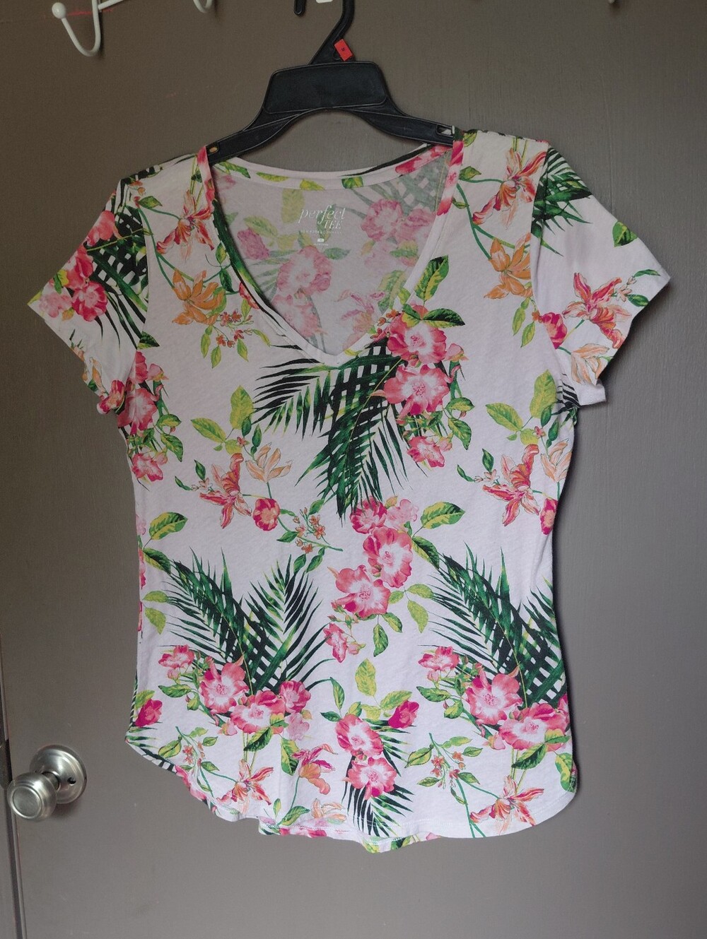 New York & Company Pink Floral Palm V-Neck Short Sleeve Tee